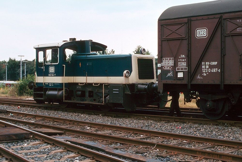 https://www.eisenbahnfotograf.de/datei/August 1981/1830112 DB 332124 Ochsenzoll 11.8.81.jpg